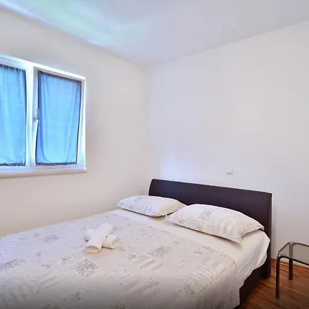 Apartment House Split 아파트